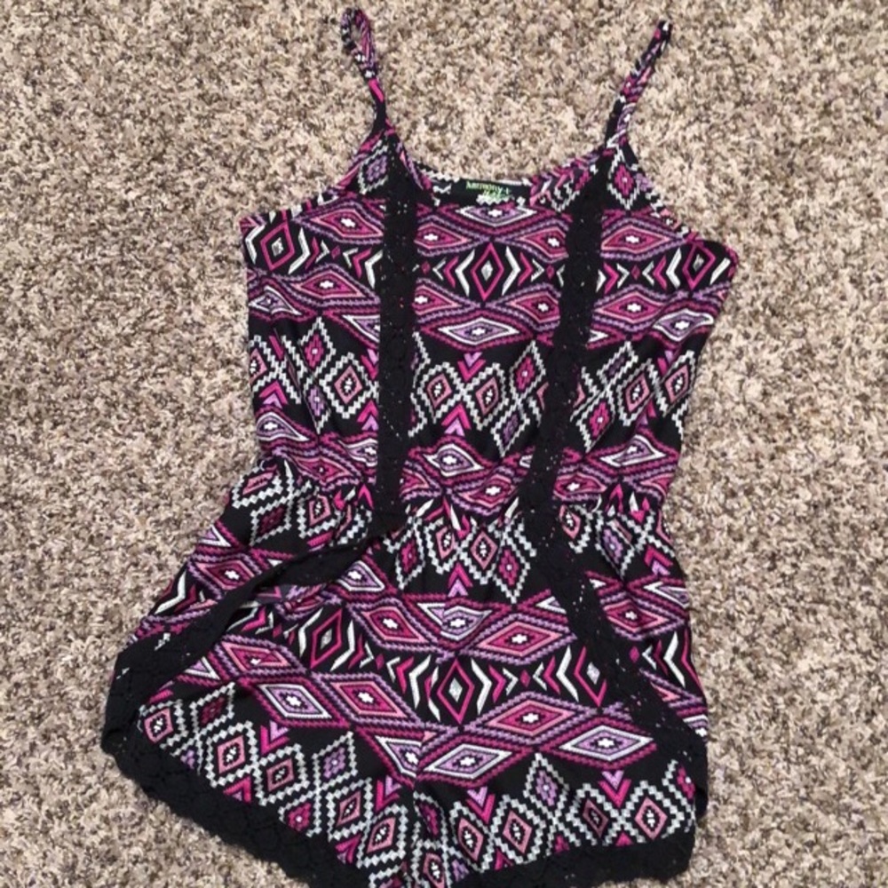 Pretty geometric trendy strappy romper with lace